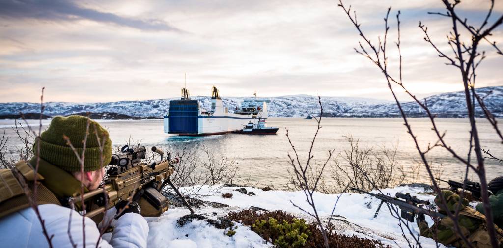 Heimevernets Innsatsstyrker Anklet fra HV-16 og Ida og Lyra fra HV-17 bedriver styrkebeskyttelse av lasteskipet MS Stena Forecaster, som frakter Brigade Nords materiell nordover til Finnmark, under øvelse Joint Viking 2015. // The Home Guard's QRF forces Anklet and Ida og Lyra performs force protection, during winter exercise Joint Viking 2015.