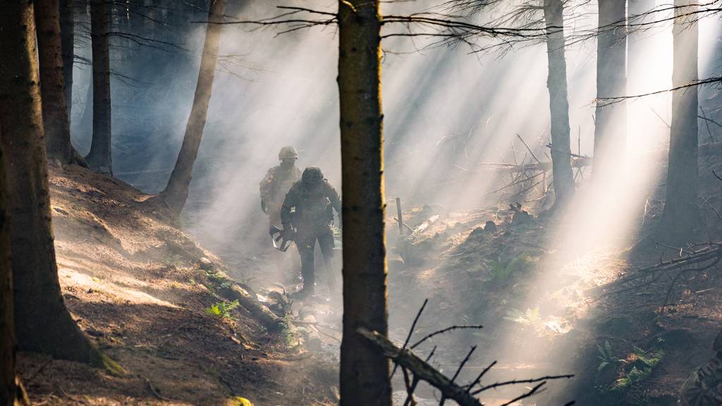 Ukrainske soldater får opptrening av norske instruktører i
Storbritannia i operasjon Interflex. Etter 4 dager med feltøvelse måtte soldatene gjennomføre en mestringsløype som bestod av blant annet gjørmeløype, sanitet, drone- og fiendeangrep.