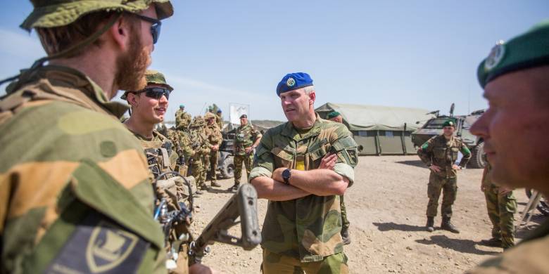 Brigadesjef for Brigade Nord Lars Lervik sammen med soldater fra Telemark bataljon under øvelse Noble Jump.