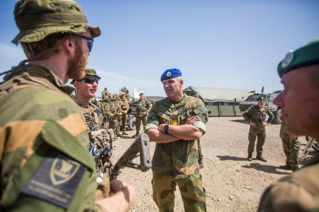 Brigadesjef for Brigade Nord Lars Lervik sammen med soldater fra Telemark bataljon under øvelse Noble Jump.