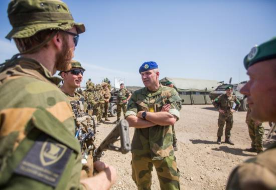Brigadesjef for Brigade Nord Lars Lervik sammen med soldater fra Telemark bataljon under øvelse Noble Jump.