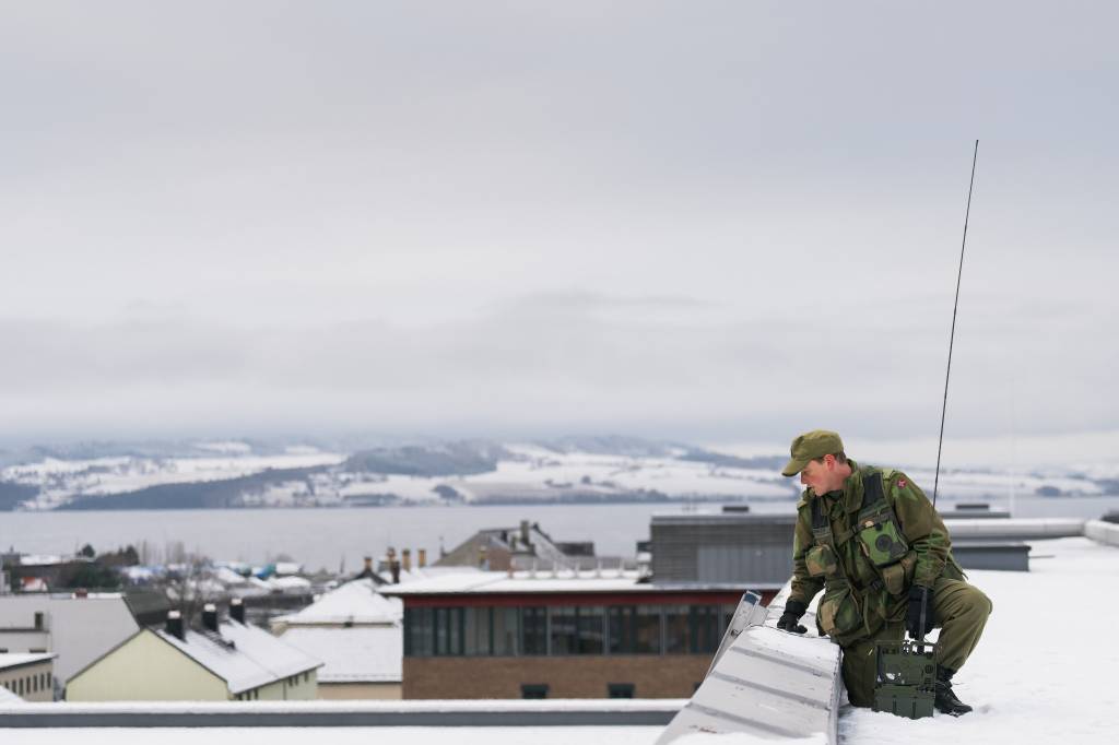 Soldater fra Distriktstaben i HV-05 etablerer samband på taket på Statens hus i Hamar i forbindelse med øvelsen Birkebeiner 2023.