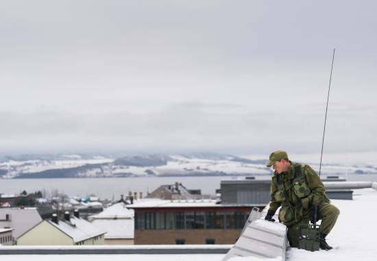 Soldater fra Distriktstaben i HV-05 etablerer samband på taket på Statens hus i Hamar i forbindelse med øvelsen Birkebeiner 2023.