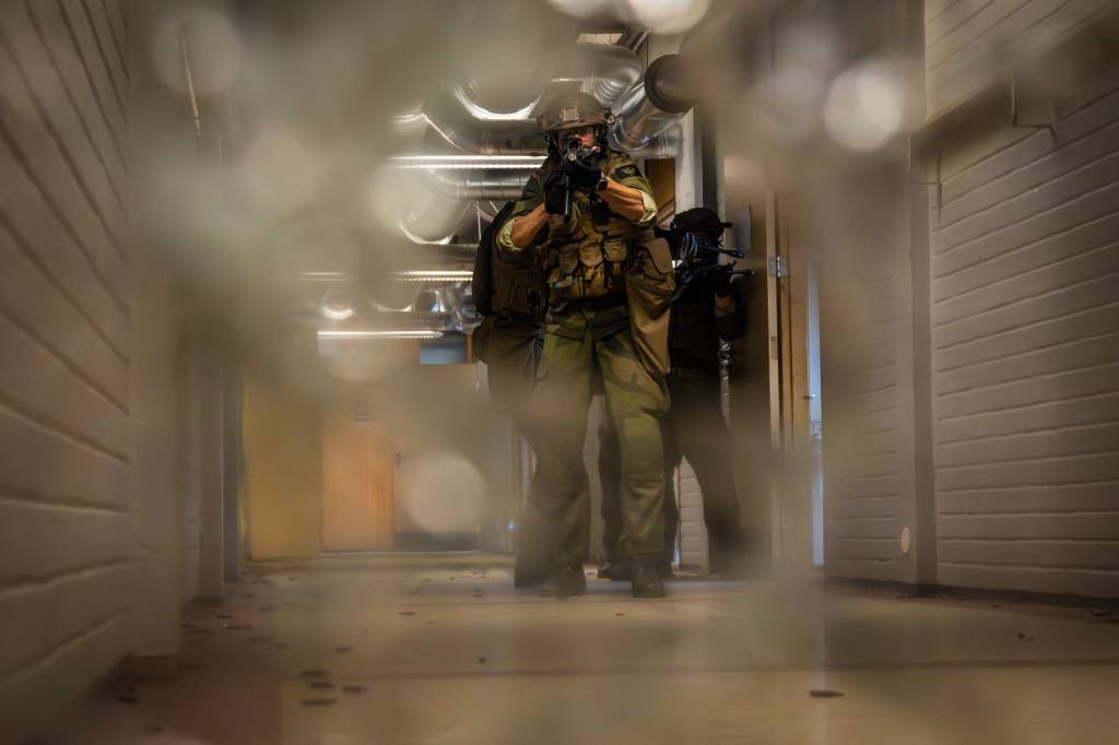 Innsatsstyrke Rype i Trøndelag heimevernsdistrikt 12 øver på MOUT (militære operasjoner i urbant terreng).