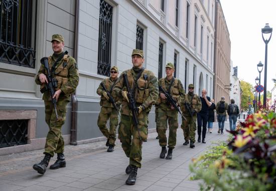 Et lag går sosialpatrulje i Oslo sentrum under Heimevernsøvelse.
