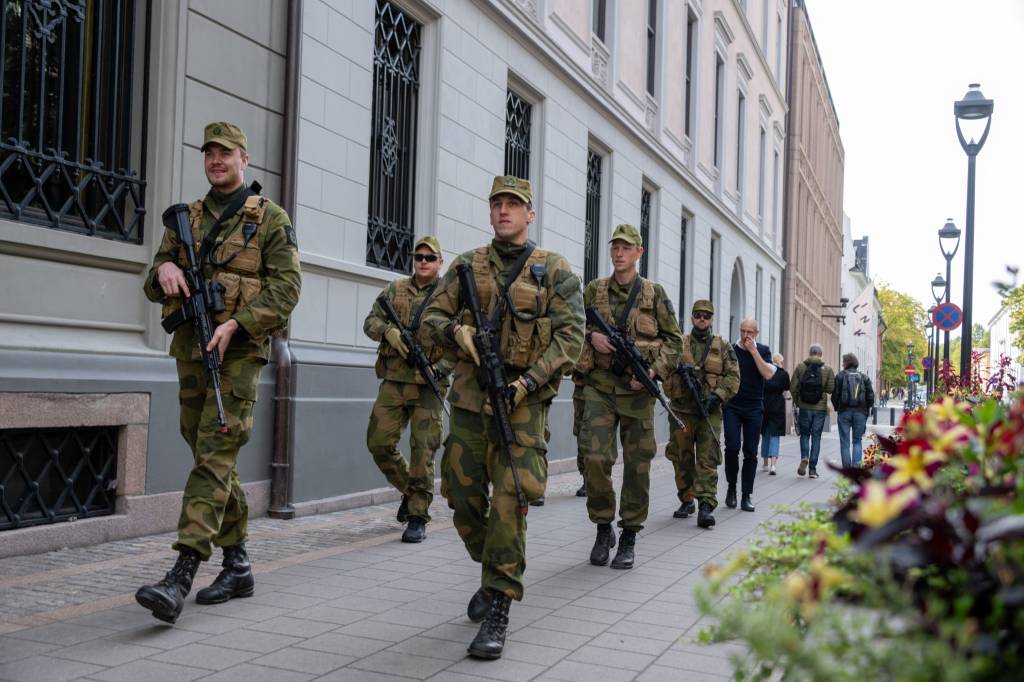 Et lag går sosialpatrulje i Oslo sentrum under Heimevernsøvelse.