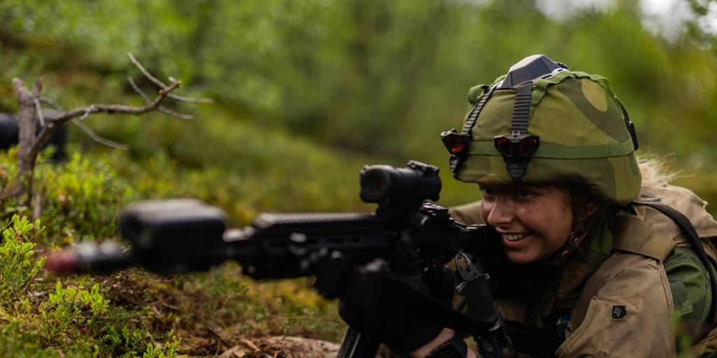 Soldater i førstegangstjenesten på Porsangmoen leir under leksjon og trening.