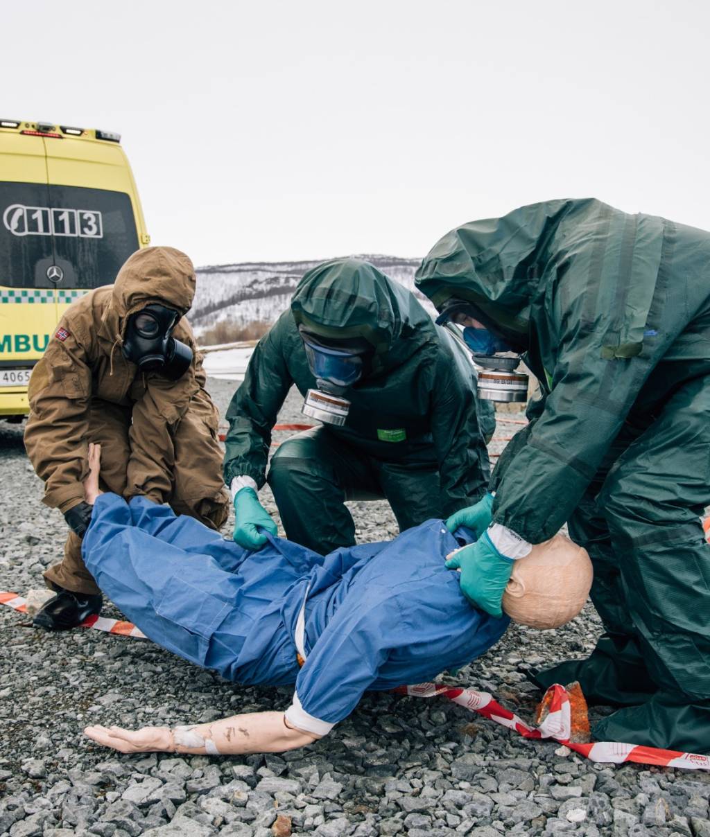 Forsvarets CBRN kapasiteter og sivile ambulansetjenester fra Universitets sykehuset til Nord-Norge benyttet muligheten til å trene samvirke og løse oppdrag under oppholdet av det amerikanske reaktordrevnet Ubåten, USS New Mexico på Grøtsund. *** Local Caption *** The Norwegian Armed Forces and civilian ambulance services from the University Hospital of Northern Norway used the opportunity to practice during the stay of the Submarine US Navy, USS New Mexico, at Grøtsund.