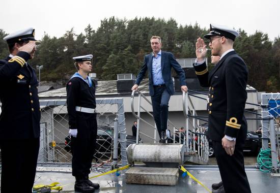 Norges nye forsvarsminister, Frank Bakke-Jensen besøkte sjøforsvaret for første gang, her ombord KNM Roald Amundsen.  // Norways Minister of Defence, Frank Bakke-Jensen visited the navy, here onboard frigate HNoMS Roald Amundsen.