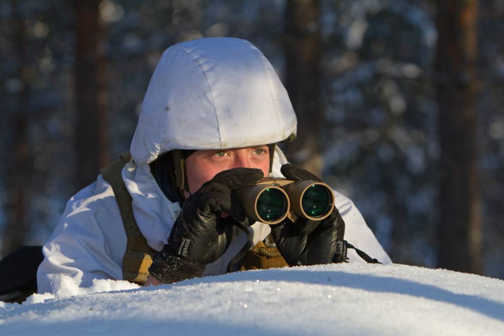 Elev fra Krigsskolen under mestringsøvelse / Student from the military academy during an exercise
