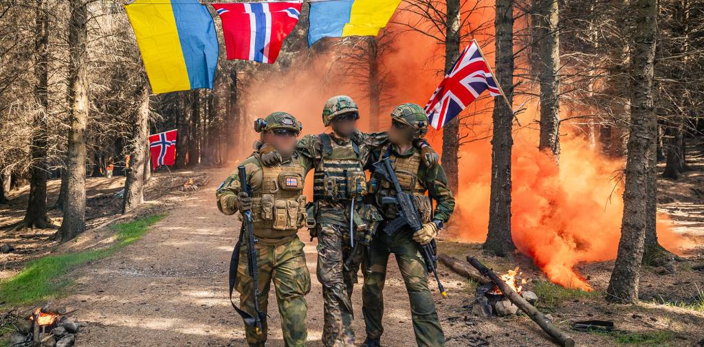 Ukrainske soldater får opptrening av norske instruktører i
Storbritannia i operasjon Interflex. Etter 4 dager med feltøvelse måtte soldatene gjennomføre en mestringsløype som bestod av blant annet gjørmeløype, sanitet, drone- og fiendeangrep. Til slutt fikk de gå gjennom målområdet og ble møtt med flagg, røyk og jubel.