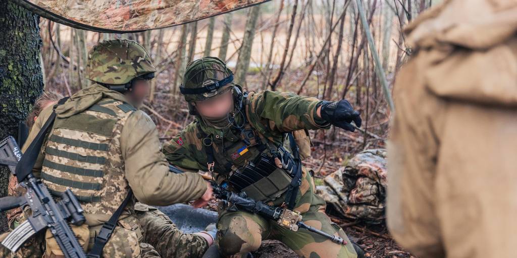 Ukrainske soldater får sanitetsopplæring av norske instruktører på Operasjon Gungne i Trøndelag.
