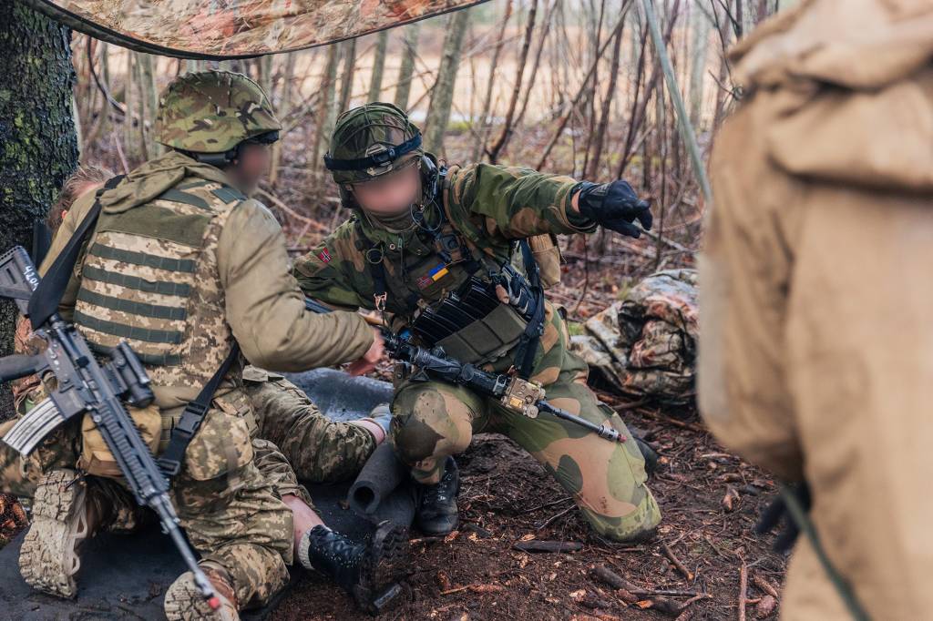 Ukrainske soldater får sanitetsopplæring av norske instruktører på Operasjon Gungne i Trøndelag.