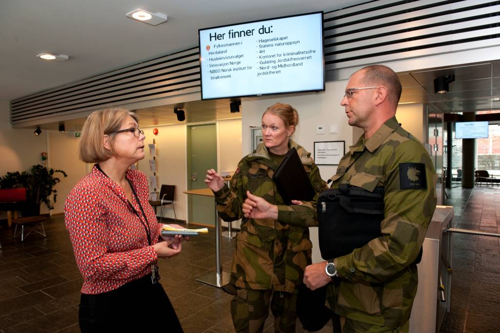 Liaison offiserer Nils Johan Lie og Tone Røkenes fra HV09 møter Seniorrådgiver for samfunnsikkerhet og beredskap Alfa Merethe Sefland hos Fylkesmannen på Statens hus/

Norwegian Home Guard has a  joint exercise to protect Natural gas processing plant at Kollsnes near Bergen.

Photo Tor Erik H. Mathiesen