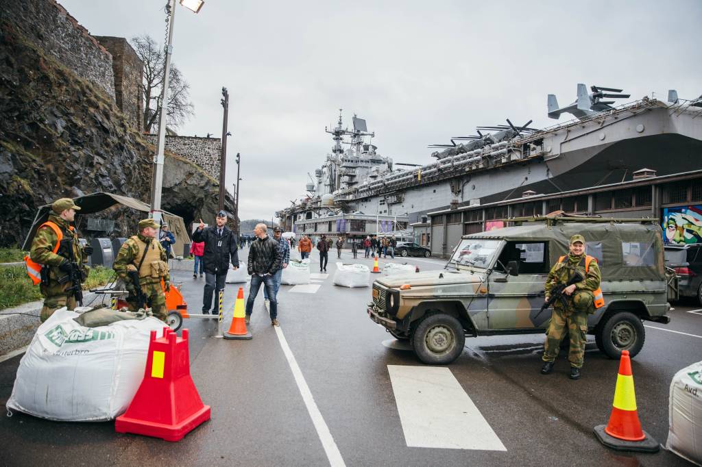 HV-02 bisto med skarp styrkebeskyttelse da det amerikanske krigsskipet Iwo Jima besøkte Oslo.
