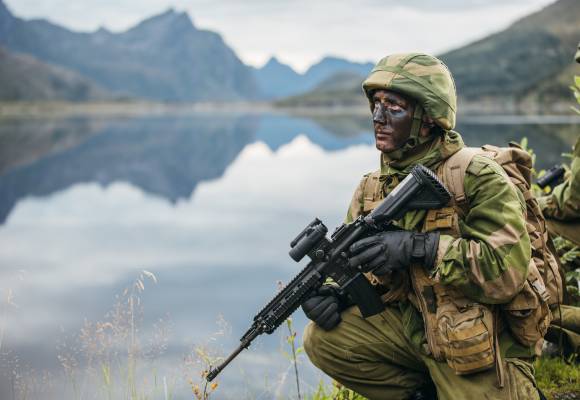 Områdesoldater fra HV-16 gjennomførte et skarpt ildoverfall under øvelse Njård 2018. 
