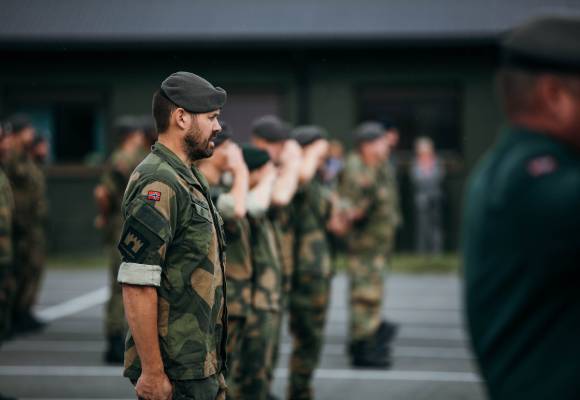 Soldater fra innsatsstyrke Polar Bear VI står oppstilt under sjefsskiftet i Oslofjord heimevernsdistrikt 01.