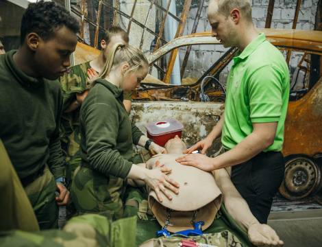 US National Guard lærte deltakerne om førstehjelp i strid, under NOREX 2019. Deltakerne fikk blant annet lære om bruken av tourniquet, og hvordan en syr sting.