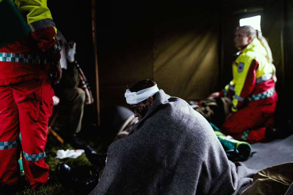 Onsdag 7. september øvet Helgelandssykehuset og HV-14 sammen i et scenario med masseskade. Sykehusene på Mo, Sandnessjøen og Mosjøen var innvolvert. Øvelsen gir Helgelandssykehuset stort ubytte av å øve sin organisasjon internt med realistisk trening på behandling av skadet personell.

/

Wednesday 7 of September, the Homeguard exercised together with hospitals in a scenario of massive damage. Hospitals in Mo, Sandnessjøen and Mosjøen were involved. The exercise benefits the hospital greatly from practicing their organization internally with realistic training in the treatment of injured personnel