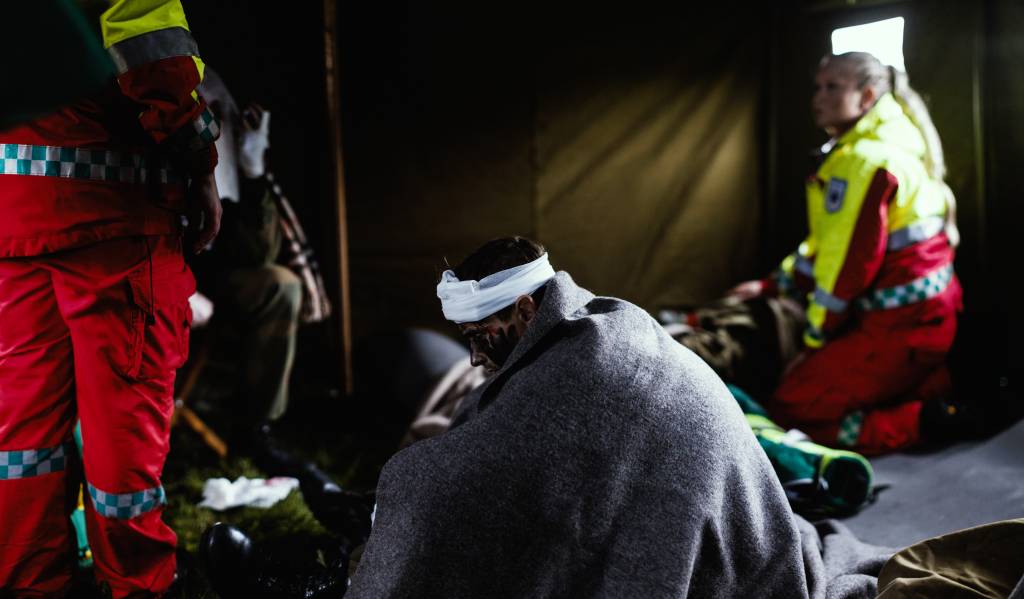 Onsdag 7. september øvet Helgelandssykehuset og HV-14 sammen i et scenario med masseskade. Sykehusene på Mo, Sandnessjøen og Mosjøen var innvolvert. Øvelsen gir Helgelandssykehuset stort ubytte av å øve sin organisasjon internt med realistisk trening på behandling av skadet personell.

/

Wednesday 7 of September, the Homeguard exercised together with hospitals in a scenario of massive damage. Hospitals in Mo, Sandnessjøen and Mosjøen were involved. The exercise benefits the hospital greatly from practicing their organization internally with realistic training in the treatment of injured personnel