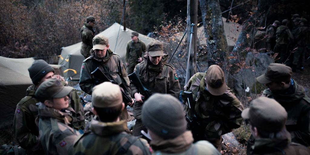 Heimeverns-ungdommen i Agder og Rogaland hadde en øvelse i Vatneleiren, hvor de trente på sanitet, kart og kompass, håndtering av våpen og bivuakktjeneste.