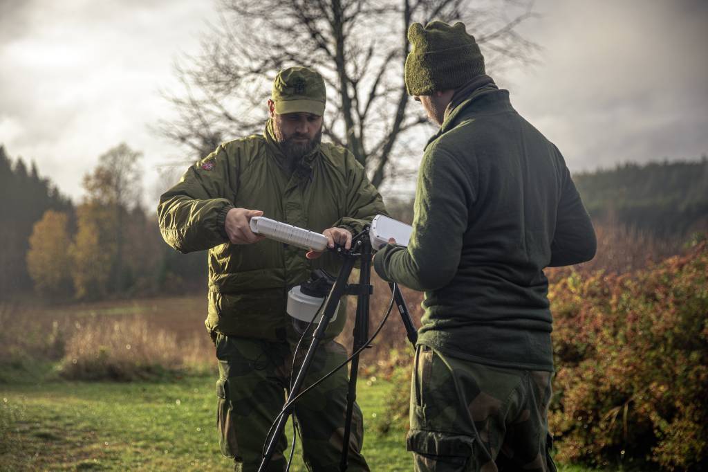 Heimevernets skole- og kompetansesenter, i samarbeid med sivile aktører og FFI, utvikler og tester konsept for sensorteknologi: Morgendagens sensorområder og Sensor integrering i multidomeneoperasjoner. Her tester soldater i HV-01 å sette opp en RACOM-sensor.