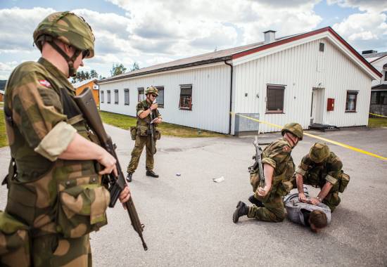 Under øvelse Mjøsa III fikk områdesoldatene prøvd seg på caser for å teste ut hvordan de ville reagere på forskjellige situasjoner som kunne oppstå når de sikrer et objekt i regi av feltpresttjenesten og Michelle Johannessen som er instruktør i maktanvendelse.

Det var mange forskjellige caser som kom. En case handlet om en sjalu mann, en annen var tilbakelevering av et våpen som var funnet i skogen.

//

During exercise Mjøsa III area soldiers were tested in cases to test how they would react to various situations that could arise when they secure an object organized by the chaplain service and Michelle Johannessen who is an instructor in use of force.

There were many cases that arised. One was about a jealous man, another one was a man that had found a weapon in the wood and returned it.

