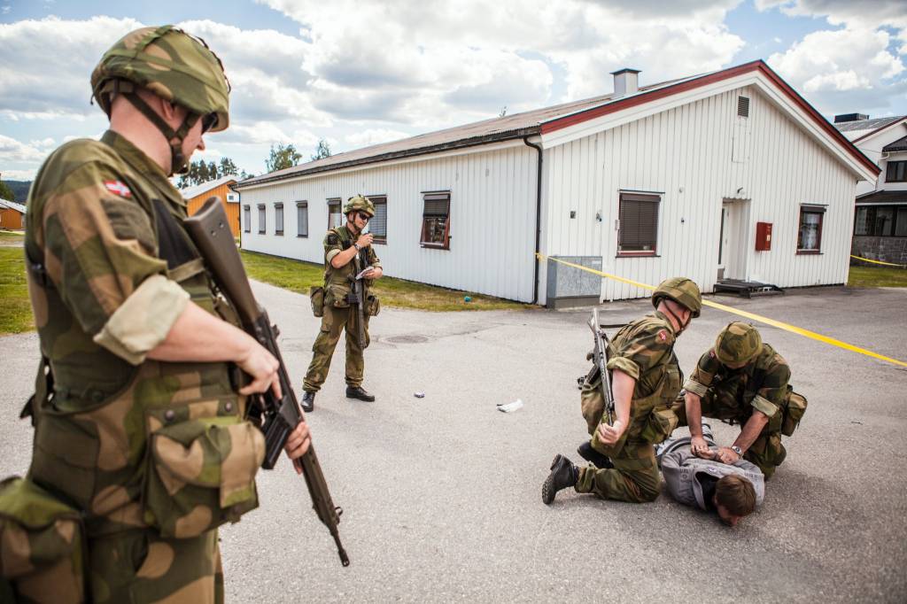 Under øvelse Mjøsa III fikk områdesoldatene prøvd seg på caser for å teste ut hvordan de ville reagere på forskjellige situasjoner som kunne oppstå når de sikrer et objekt i regi av feltpresttjenesten og Michelle Johannessen som er instruktør i maktanvendelse.

Det var mange forskjellige caser som kom. En case handlet om en sjalu mann, en annen var tilbakelevering av et våpen som var funnet i skogen.

//

During exercise Mjøsa III area soldiers were tested in cases to test how they would react to various situations that could arise when they secure an object organized by the chaplain service and Michelle Johannessen who is an instructor in use of force.

There were many cases that arised. One was about a jealous man, another one was a man that had found a weapon in the wood and returned it.

