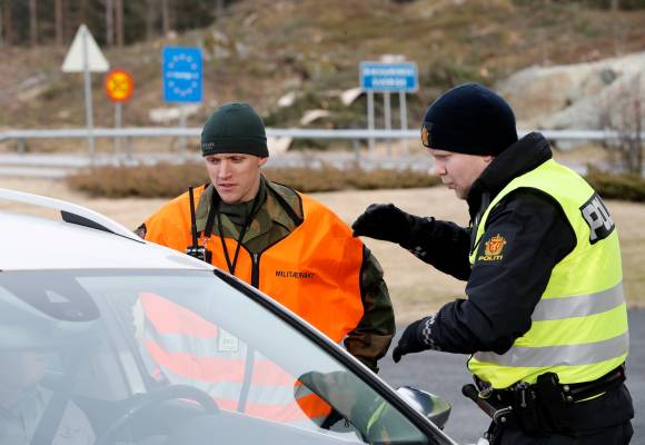 Soldater fra Heimevernets avdeling HV-01 Polar Bear VI støtter Politiet med grensekontroll på Ørje grensestasjon under Korona utbruddet