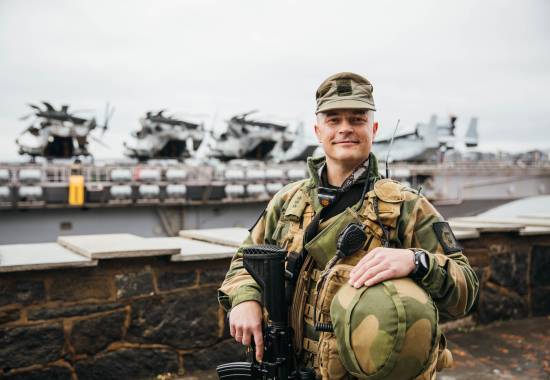HV-02 bisto med skarp styrkebeskyttelse da det amerikanske krigsskipet Iwo Jima besøkte Oslo. Her ser vi Kaptein Paal Skullerud, områdesjef for Gardermoen HV-område. 