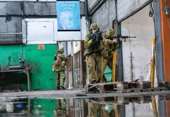 Soldater fra Agder og Rogaland heimevernsdistrikt 08 trener på urban krigføring.