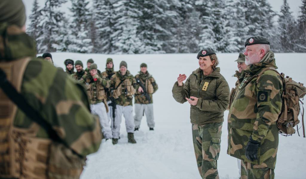 Generalmajor Elisabeth Michelsen, sjef Heimevernet besøker soldater i HV-05.