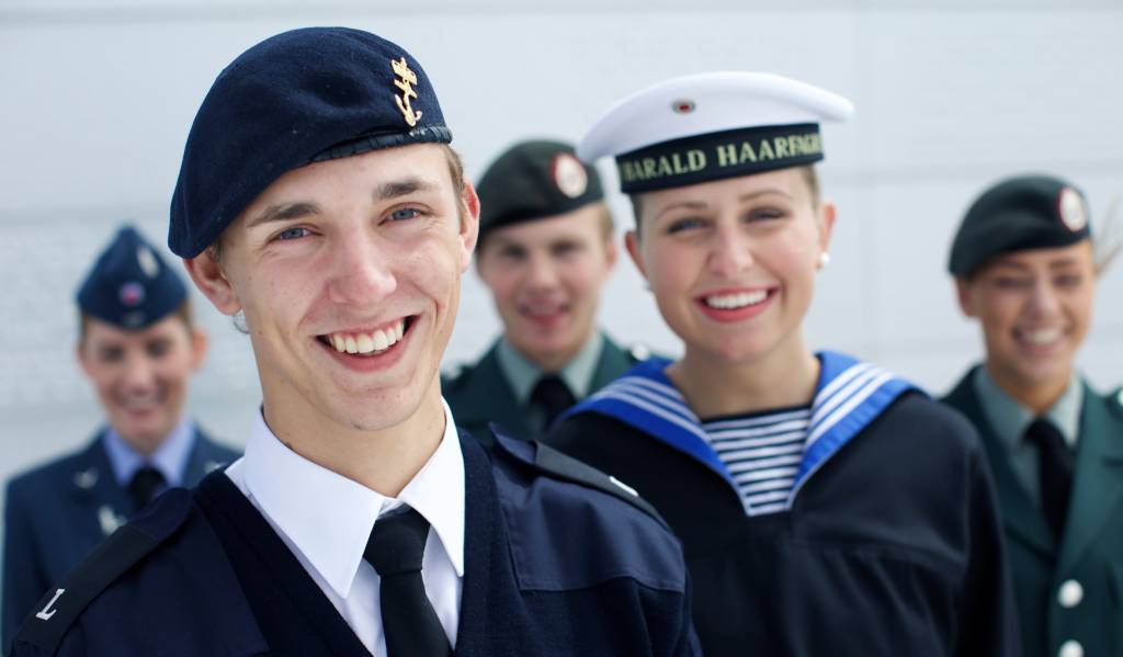 Soldater fra de tre forsvarsgrenene Hær, Sjø og Luft sammen ifm innføringen av allmennverneplikt
Norwegian conscripts from the Navy, Army and the Air Force