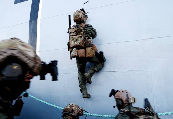 Operatører fra Marinejegerkommandoen (MJK) trener sammen med kystvakten, her fra en øvelse med KV Senja