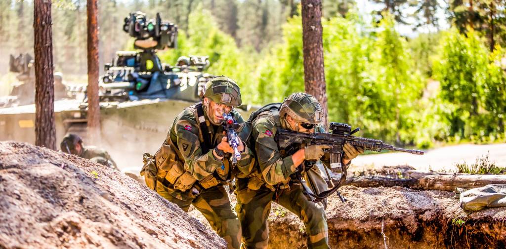 Soldater og befal fra Hærens våpenskole trener på fremryking mot stilling på Rødsmoen øvingsfelt. //  Soldiers from Norwegian Army landwarfare school training in Rødsmoen training area on Rena.