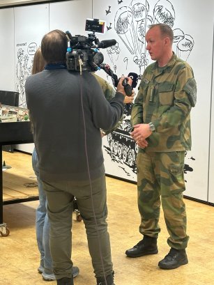 Sigbjørn blir intervjuet av media.jpg