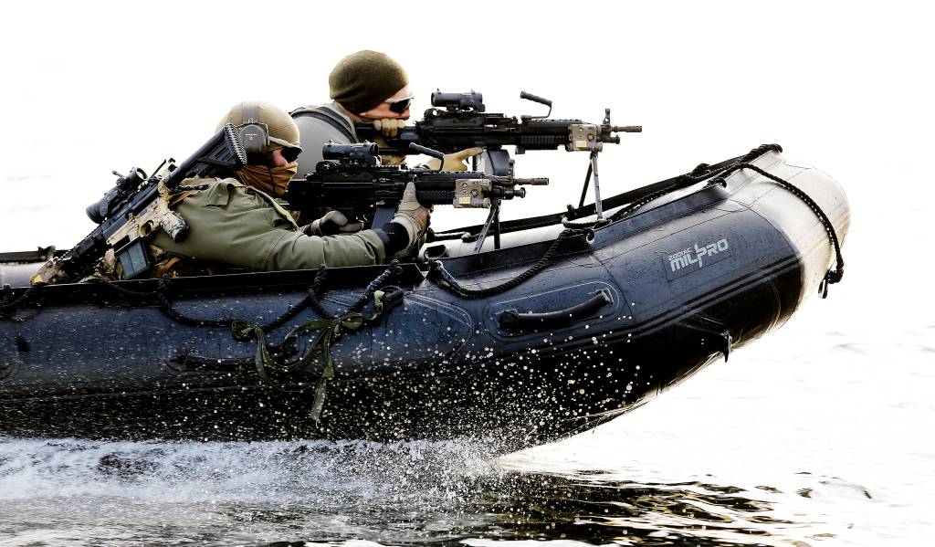 Operatører fra Marinejegerkommandoen trener på Haakonsvern orlogsstasjon utenfor Bergen / Operators from Norwegian Naval Special Operation Commando are training at Haakonsvern marine base outside Bergen