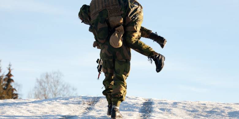 Nye soldater i sanitetskompaniet gjennomfører beretløpet på Sessvollmoen i november 2015. /Soldiers from the  medical corps during their 