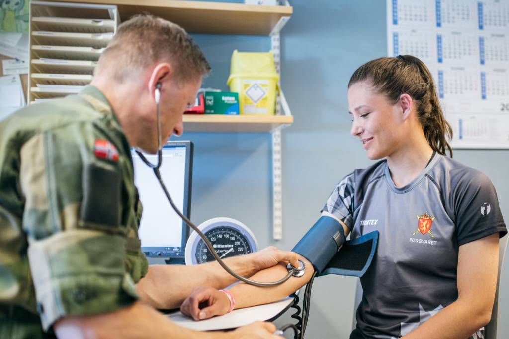 Kvinne måler blodtrykk hos lege