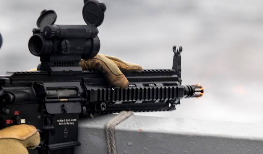 Skyteøvelse på KNM Helge Ingstad  / Shooting excersise at HNoMS Helge Ingstad.