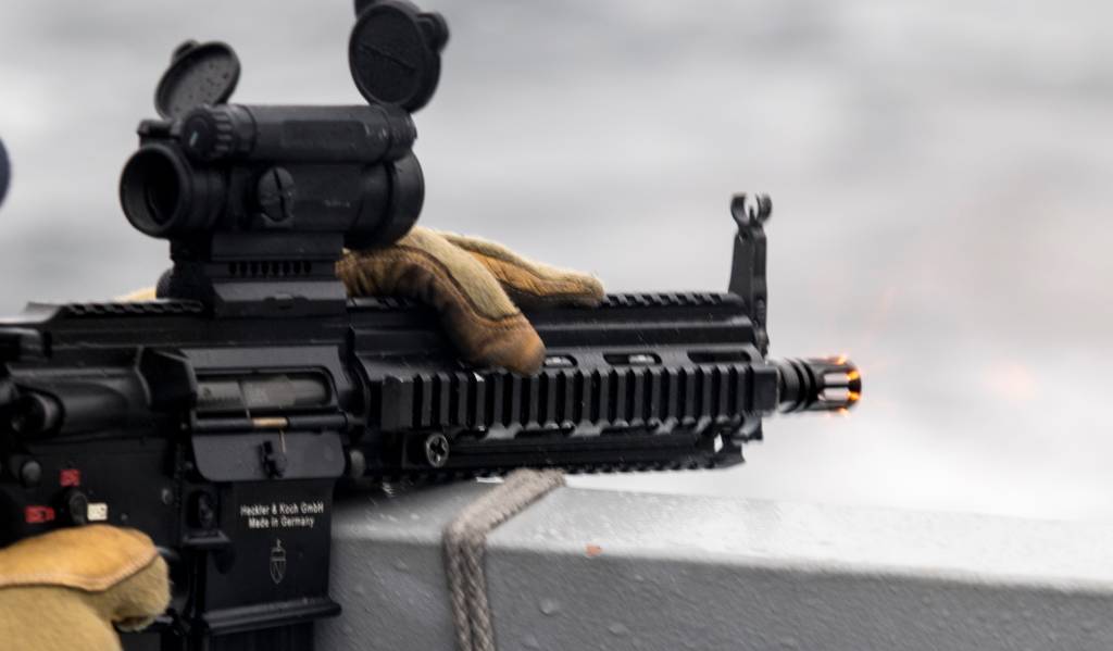 Skyteøvelse på KNM Helge Ingstad  / Shooting excersise at HNoMS Helge Ingstad.