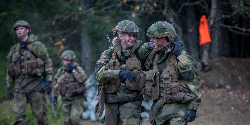 Som militærpolitisoldat (MP-soldat) blir du gitt politimyndighet på militært område og for alt militært personell. Dette gjør at det stilles store krav til soldatenes egnethet. Rekruttperioden fungerer derfor også som en seleksjonsperiode. Det er med andre ord ikke sikkert at du får anledning til å tjenestegjøre som MP-soldat, selv om du er innkalt til militærpolitiet. Øvelse Vargtass på Sessvollmoen er den siste store prøvelsen soldatene må igjennom for å bli sertifisert militærpoliti. // As a soldier in the military police (MP-soldier) you are given police-authority of military areas and of all military personell. As a result, there are high demands for the capabilities of each individual soldier. Henceforth the recruitment-period is also used as a period of selection. In other words, you might not get the oppurtunity to serve as military police, even if that is where you have been conscripted. The 'Vargtass'-exercise at Sessvollmoen is the last trial the soldiers has to go through to be certified as military police.