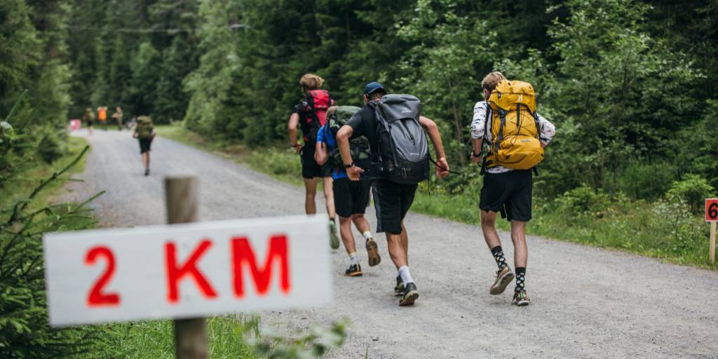 Kandidater under FOS løper 7 km pakningsløp. / Candidates running 7000 meters equiped with a backpack.