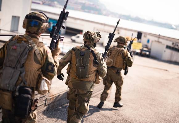 Innsatsstyrke Bjørn West på øvelse Urban Attack i Bergen by. Soldater rykker frem mot fiendens base/leir. 