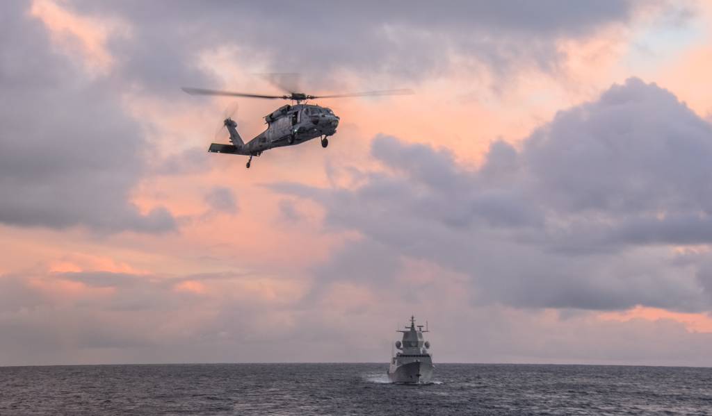 KNM Thor Heyerdahl: Norsk Nansen-klasse fregatt - sammen med et helikopter på Cold Response 2016. / KNM Thor Heyerdahl and a helicopter during Cold Response 2016