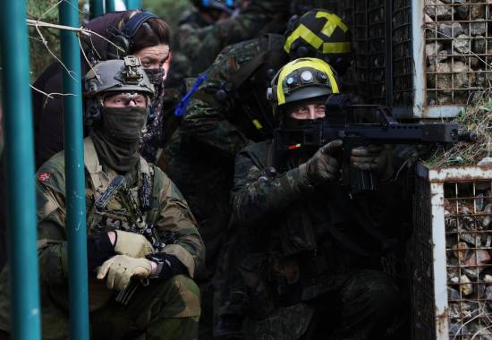 Ukrainske soldater under opplæring av norske Hær soldater fra Telemark bataljon i leieren til EUs treningsmisjon for Ukraina (EU MAM) utenfor Berlin