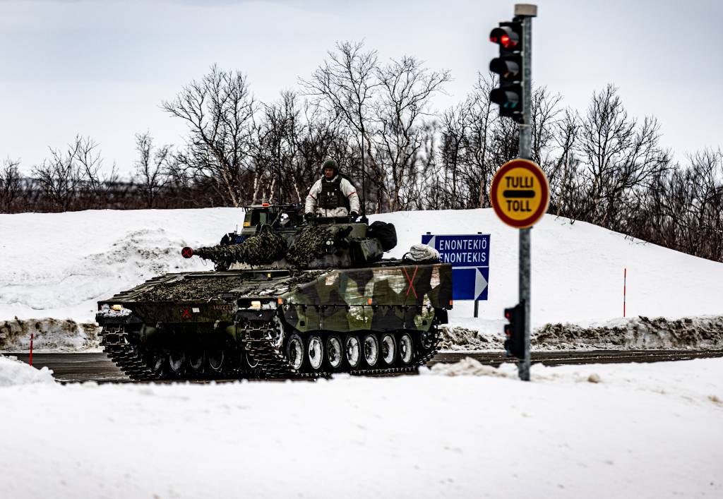 Grensekrysning av styrker fra Norge, Sverige og Finland på grensen mellom Nord-Finland og Finnmark, Norge. Grensekrysningen skjedde som en del av øvelse Nordic Response 24.
 
Border crossing at exercise Nordic Response. Swedish and Finnish forces cross the border from Northern Finland and into Finnmark, Norway. The border crossing is as part of exercise Nordic Response 24, and marks a historic milestone as Finland and Sweden now are part of NATO.
