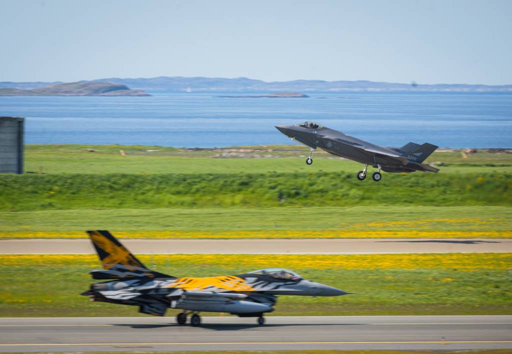 Norsk F-35 tar av fra Ørland flystasjon under ACE23. Belgisk F-16 taxer.