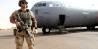 Personell fra Air Mobile Protection Team i NORTAD II i FN operasjoenen MINUSMA, holder vakt ved et norsk C-130J Hercules på oppdrag i Gao i Mali
