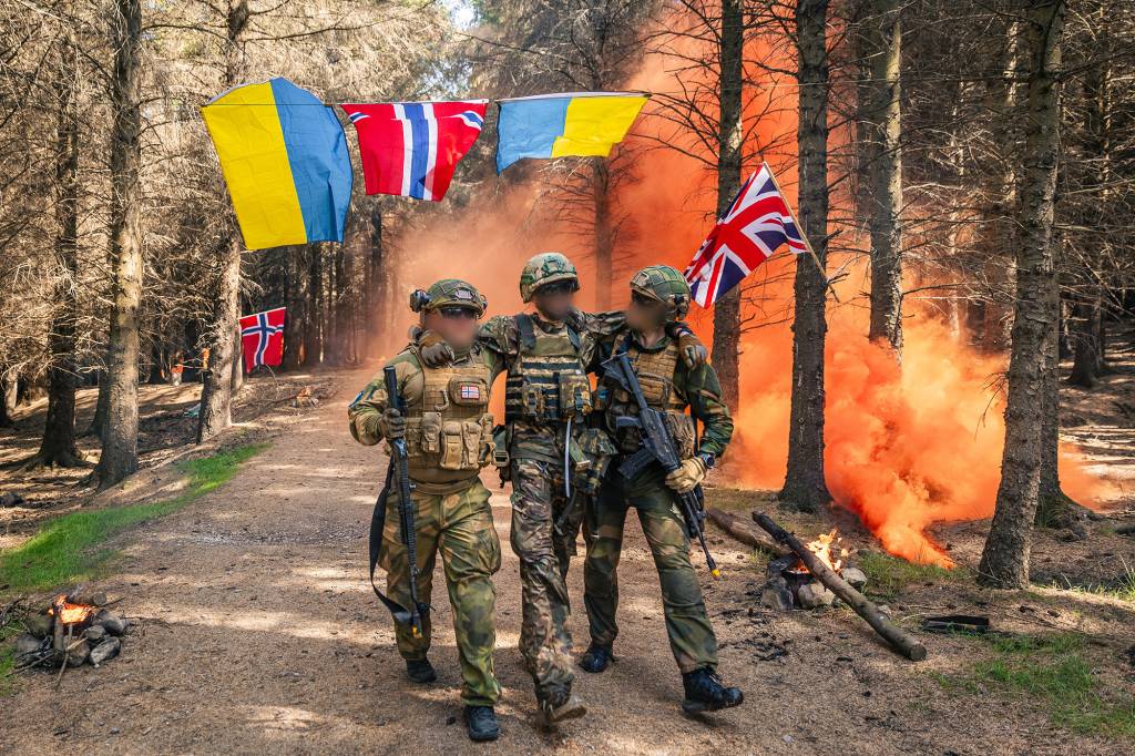 Ukrainske soldater får opptrening av norske instruktører i
Storbritannia i operasjon Interflex. Etter 4 dager med feltøvelse måtte soldatene gjennomføre en mestringsløype som bestod av blant annet gjørmeløype, sanitet, drone- og fiendeangrep. Til slutt fikk de gå gjennom målområdet og ble møtt med flagg, røyk og jubel.